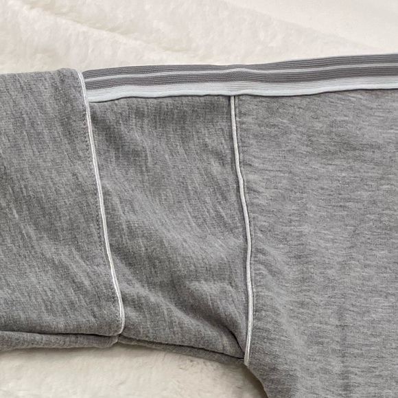 No Boundries Sweatshirt - with HEART DESIGN on Front - Picture 7 of 10